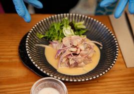 Tradicional plato de ceviche del restaurante La Causa, recién terminado por el cocinero peruano Alexis Quiñones.