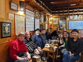 Leonardo Padura y un grupo de lectores compartieron vinos de Granada en La Brujidera, taberna con mucha solera.