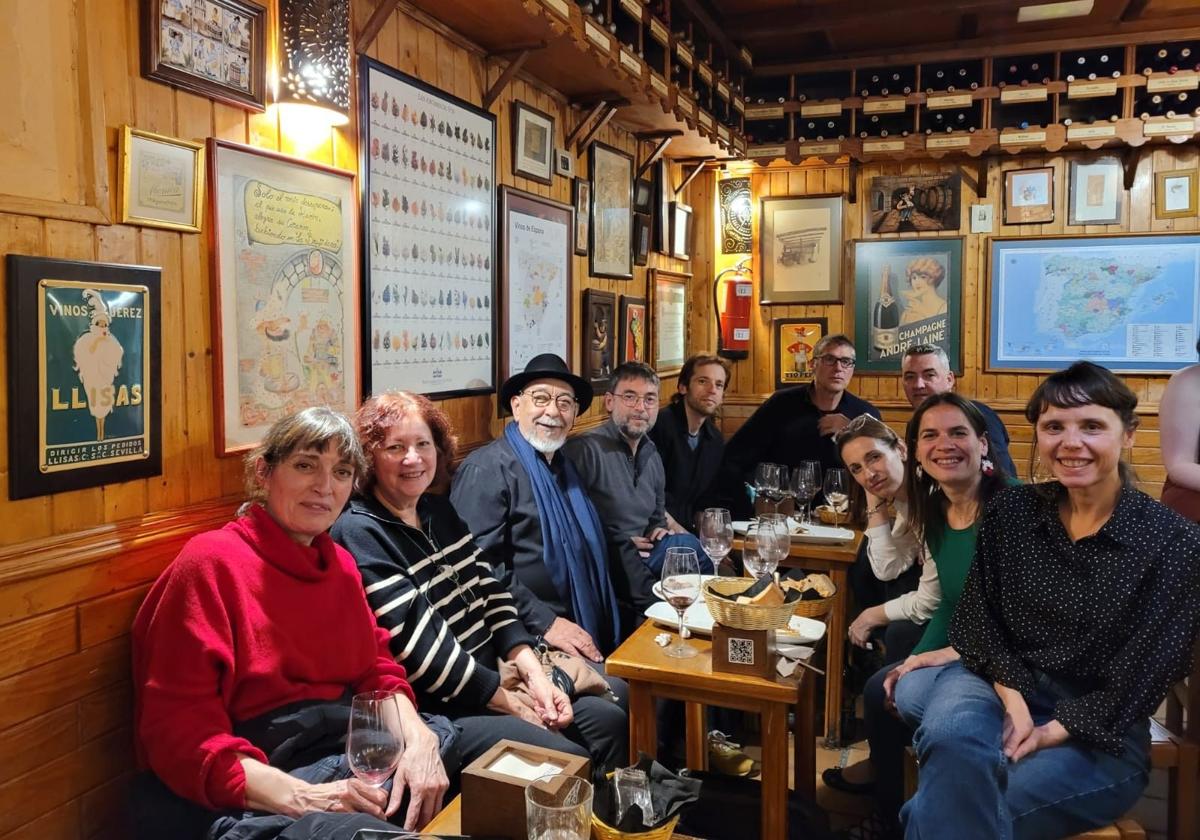 Leonardo Padura y un grupo de lectores compartieron vinos de Granada en La Brujidera, taberna con mucha solera.