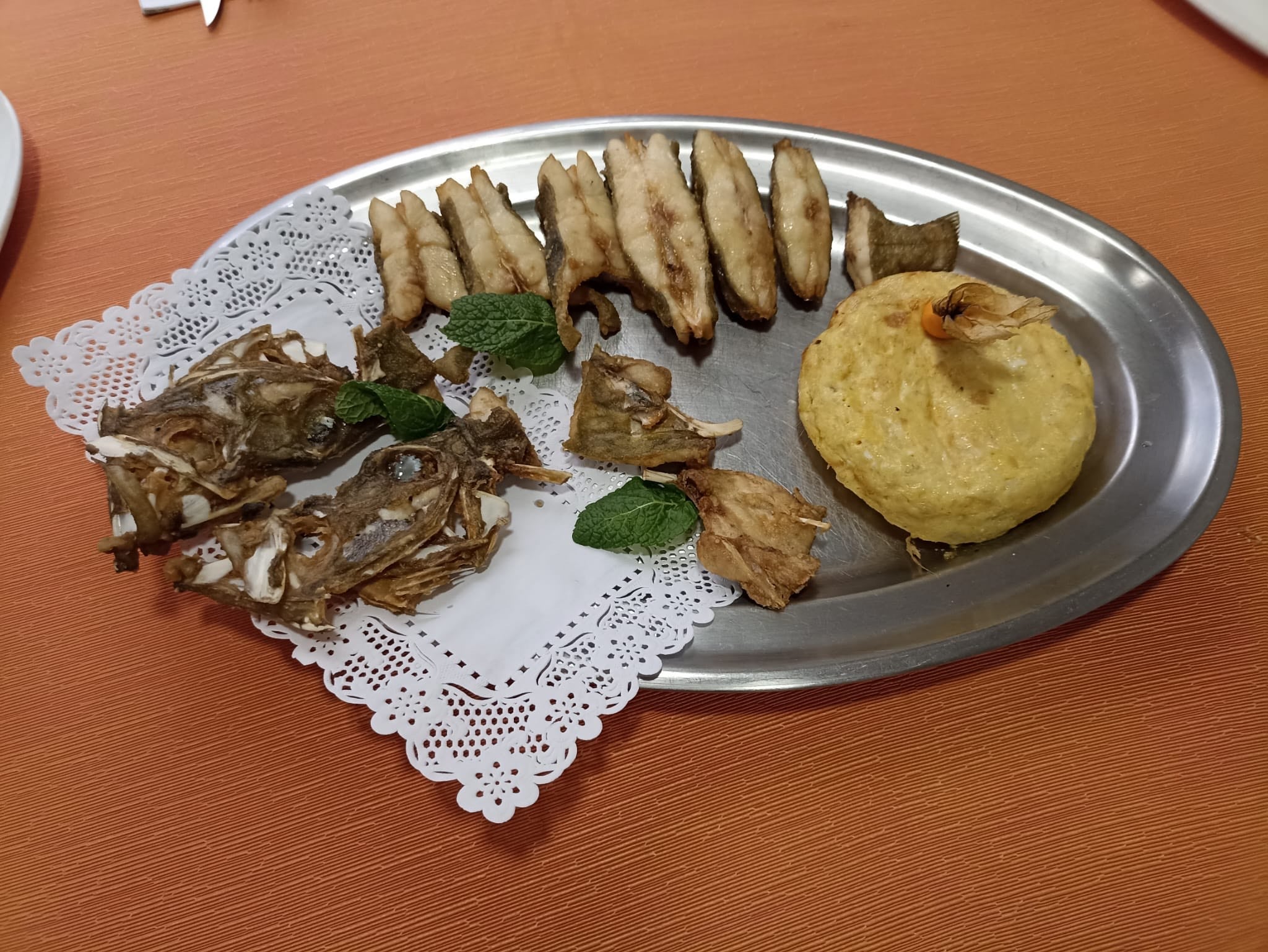 Imagen secundaria 1 - El Gallopedro, el sabroso pescado que te espera en la Costa de Granada