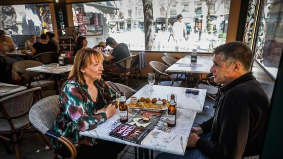 «La novela negra mediterránea huele a comida de la buena»