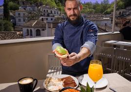 Ángel Garrido, el cocinero del restaurante Alarique del hotel Puerta de las Granadas, desayuna con vistas a la Alhambra
