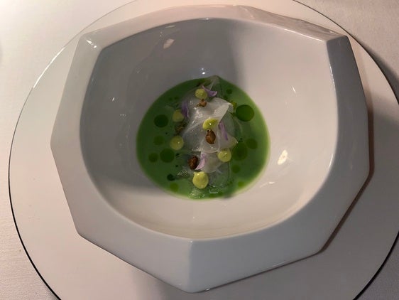 Este soberbio plato de habas con bacalao de María de la O justifica él solo una visita al restaurante.