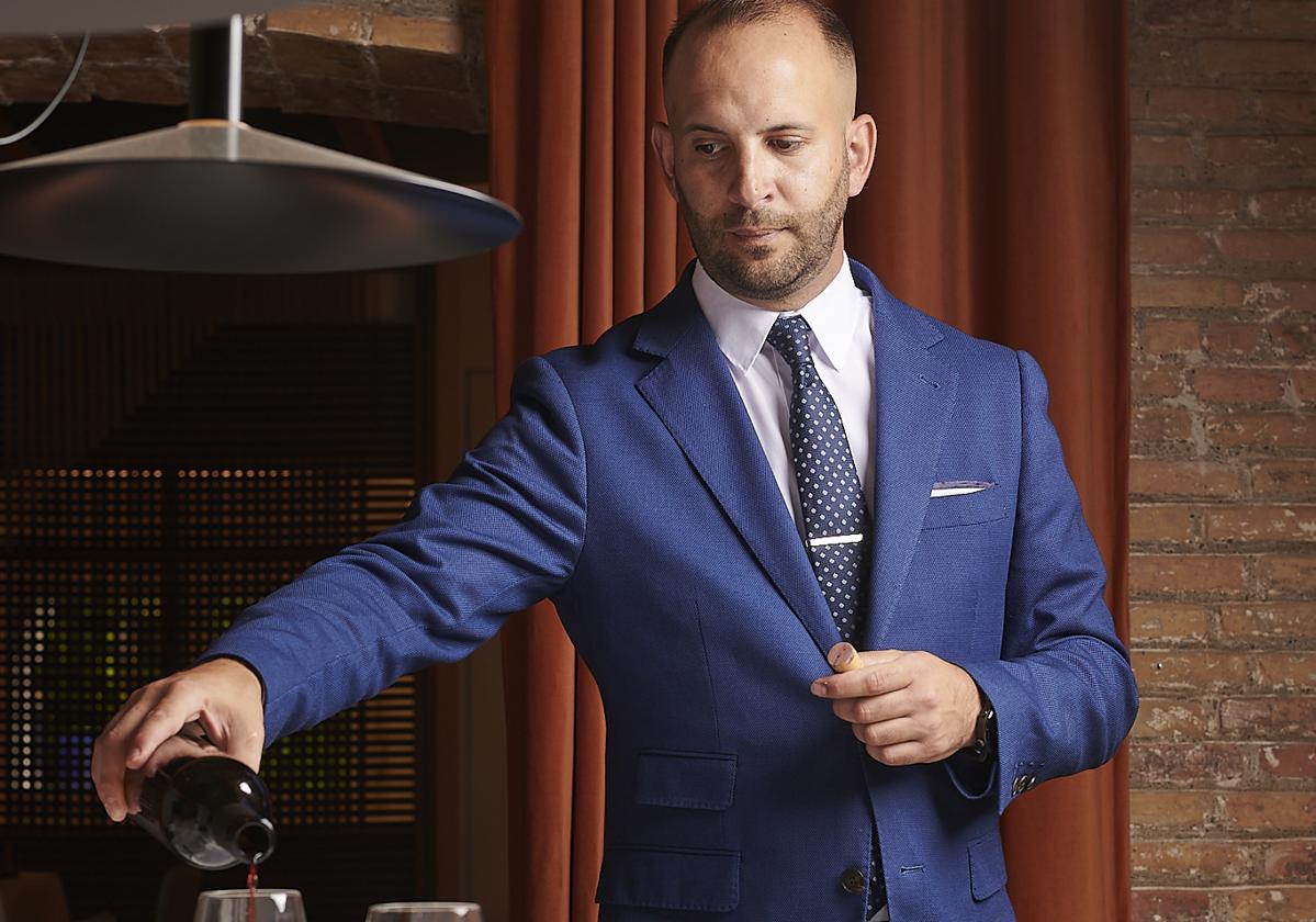 José Gamarra sirve una copa de vino en el restaurante María de la O.