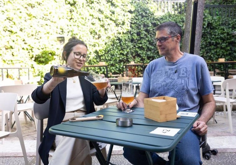 Eugenia Ferreras nos aconseja que el cuello de la botella no contacte con el vaso al servir cerveza.