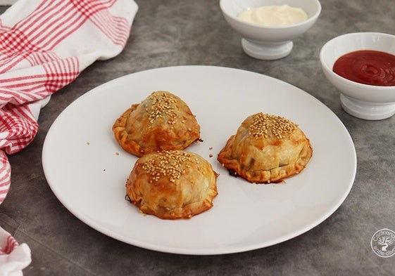 Empanadillas de hamburguesas con cebolla confitada