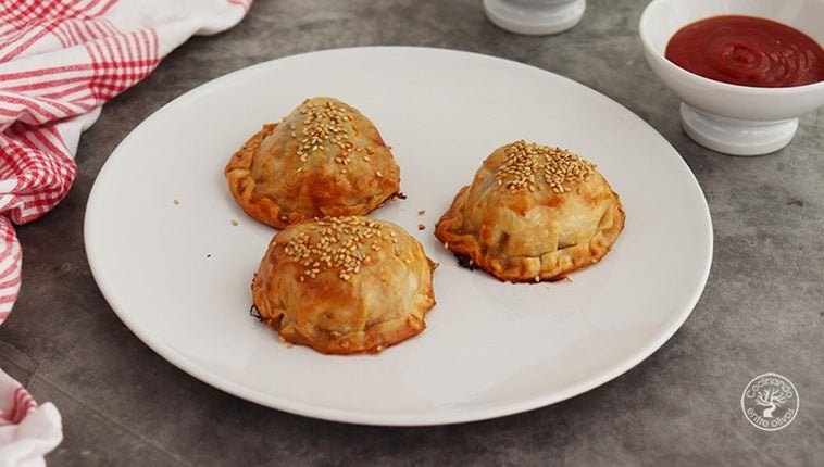 Empanadillas de hamburguesas con cebolla confitada