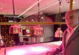 Pepe, metre de Picorino, junto al horno de leña