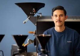 Rolando Montenegro en su cafetería de Granada.