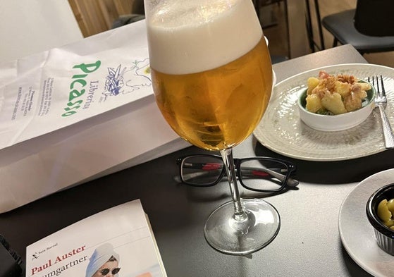 Una caña bien tirada, una tapilla, un libro de Paul Auster y unos minutos para garabatear sin prisas.