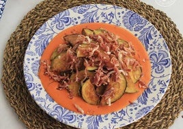 Berenjenas fritas con salmorejo y jamón.