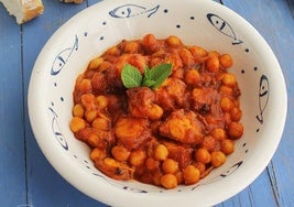 Guiso de garbanzos con pulpo y tomate frito