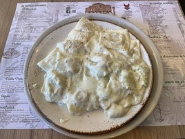 La pasta fresca de Pizzería Las Villas sobre la carta-mantel con el logo de nuestro querido equipo de baloncesto: el Covirán de Granada.