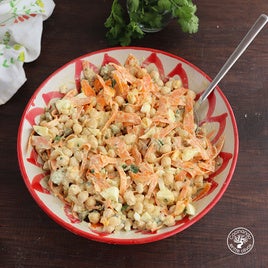 Ensaladilla de garbanzos con pepinillo y yogur