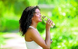 Expertos alertan de que nos falta agua en el cuerpo