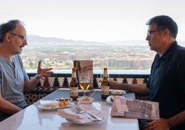 Gabriel Hernández Walta habla de cafés y cómic en la terraza del Hotel Alhambra Palace.