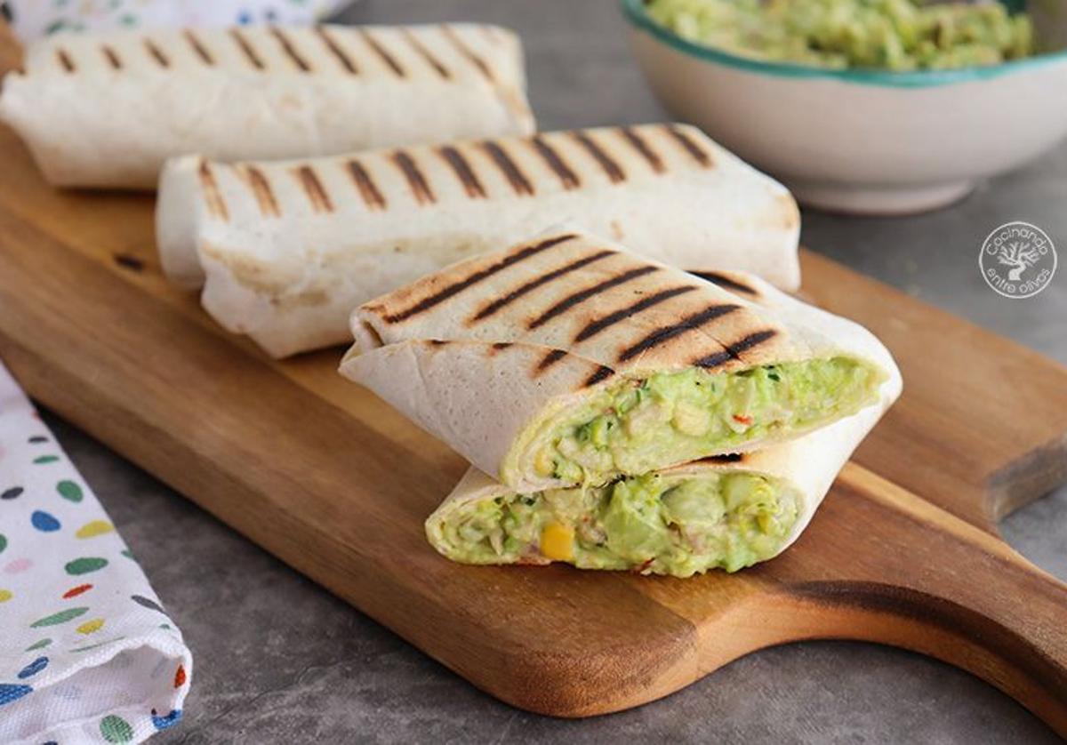 Burritos de pollo con aguacate, chile y maíz