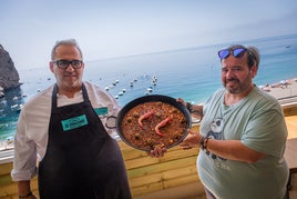 Los hermanos Antonio y Daniel Lorenzo en Chacha 28, la espectacular terraza de ElEmbarcadero de Calahonda con soberbias vistas a la playa, al peñón y al azul del Mediterráneo.