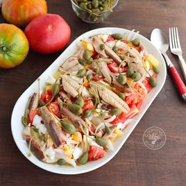 Ensalada de patata y tomate con caballa y alcaparrones