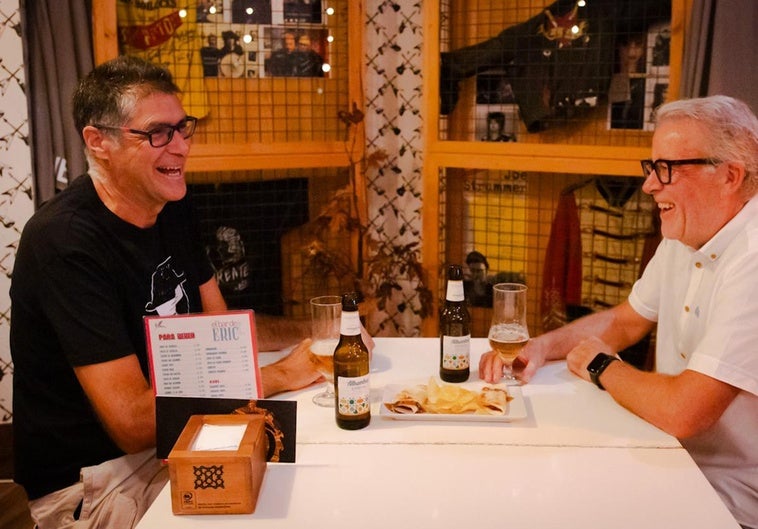 Carlos Jiménez se ríe en ElBar de Eric cuando recuerda sus tiempos como 'oreja'.