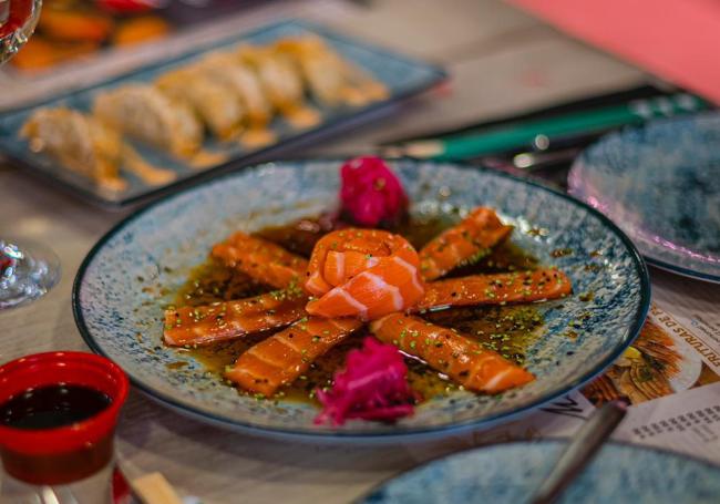 Plato de salmón del puesto Hoy Sushi.