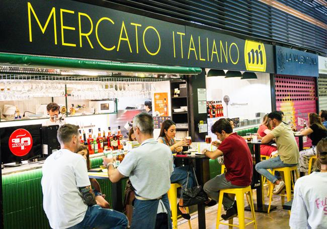 Varios clientes comiendo en el restaurante Mercato Italiano.