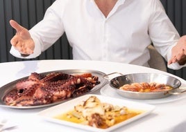 Luis Zamora con el pulpo, el calamar y las gambas de Restaurante Medinaceli.