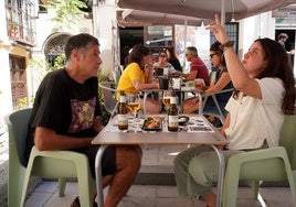 Helena Martínez apunta hacia el cielo en la terraza del Bar Potemkin.