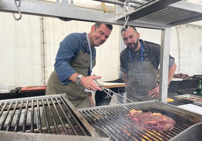 Sergio Lara y Carlos Aijón, asando las chuletas de Rubiato Paredes en el Concurso Nacional de Parrilla.