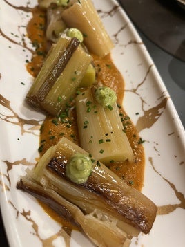 Los suculentos puerros confitados con salsa romesco y su picada de frutos secos de Restaurante Picón.