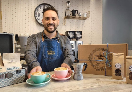 José Morales en su cafetería del centro de Granada.