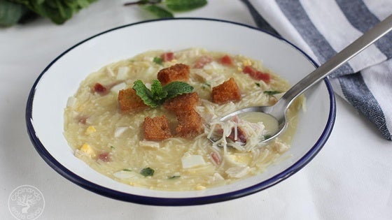 Sopa de picadillo con pollo, verdura y jamón serrano