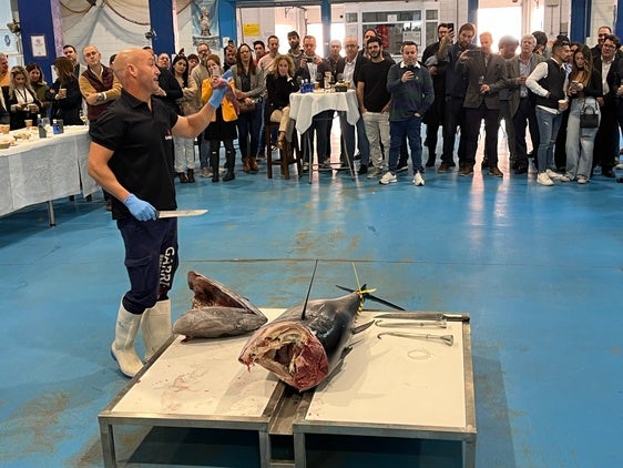 Dani Garrido muestra una de las partes del atún extraída durante el ronqueo desarrollado en Mercagranada.