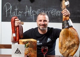 Alejandro Murcia muestra algunos productos alpujarreños de Taberna Triple A.