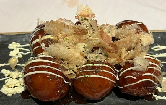 Uno de los platos que más me gusta de Masae es el Takoyaki, unas bolas fritas con rellenas de pulpo y que llevan unas salsas muy especiales