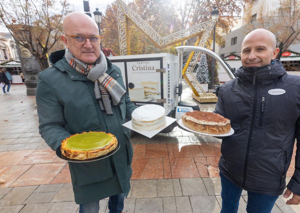 Imagen secundaria 1 - La moto de Tartas Cristina que reparte pasteles y dulces por toda Granada