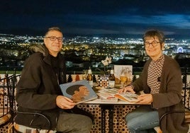 Lola Moral muestra en la terraza del Hotel Alhambra Palace el contenido de su trabajo reciente.