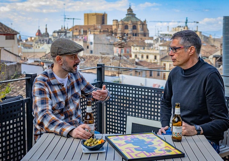 Salva Di Marte explica en la maravillosa terraza de Alarique sus últimos proyectos artísticos