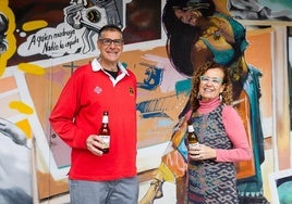 Puri Manzano habla de libros frente a la zíngara de El Niño de las pinturas de Vitango.