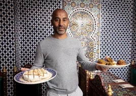 Omar Bounouadar, propietario del Restaurante Tetería Alhambra, con algunas de sus elaboraciones.