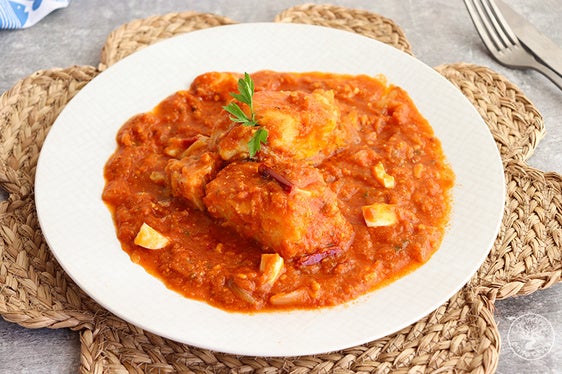 Encebollado de bacalao con almendras de vigilia