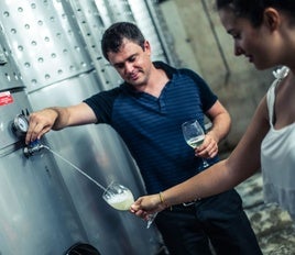 El txacolí fresco, protagonista de las Jornadas de Bodegas Vascas del restaurante Alquería de la Vega.