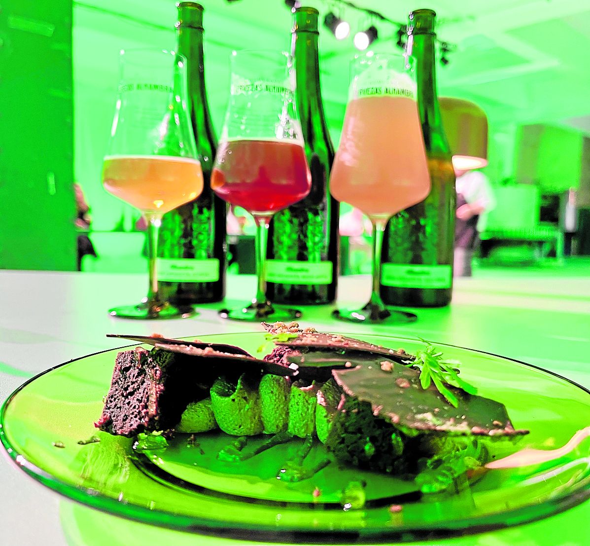 La cena maridada con Cervezas Alhambra estuvo teñida de una sugerente tonalidad Verde-Milnoh.