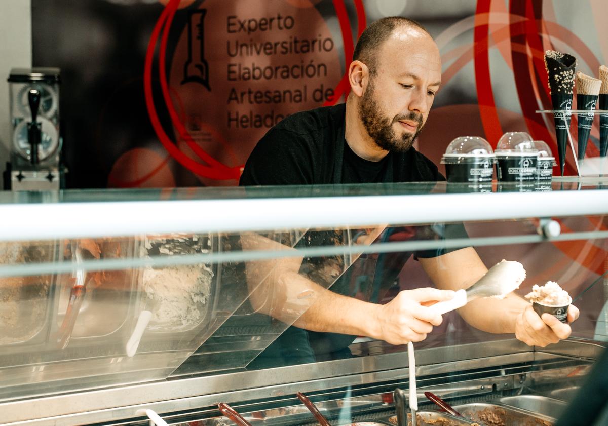 Imagen principal - Alfonso Malpica y los helados de Dolce Cornetto.