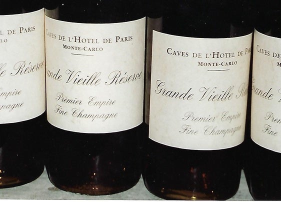 Botellas reetiquetadas del cognac de Emperador Napoleón.