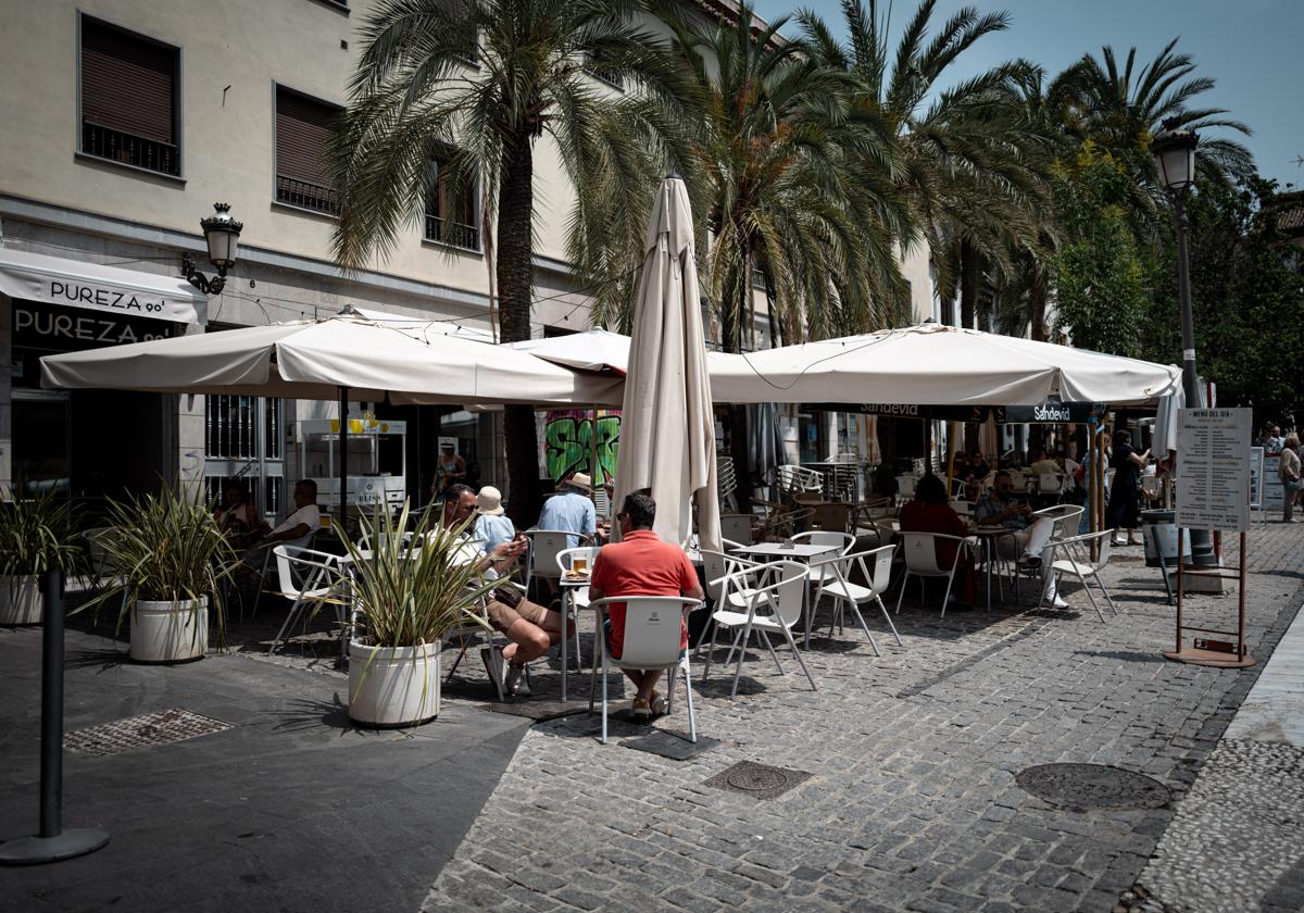 La terraza de Pureza 90, en plena plaza de la Romanilla.