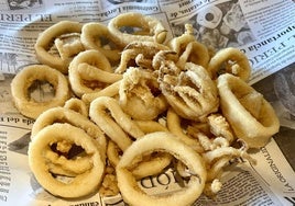 Fritura de calamares en el rebalaje de la Costa Tropical, el sabor del verano