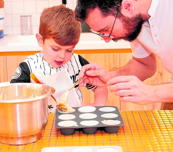 El cocinero Pepelu Sánchez colabora con un pequeño chef en un taller de cocina.