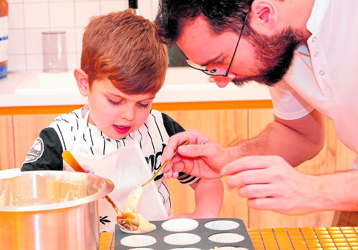 El cocinero Pepelu Sánchez colabora con un pequeño chef en un taller de cocina.