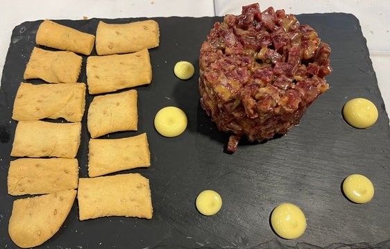 El steak tartar de ibérico más sabroso y los espetos, por fin
